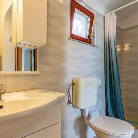 2 Bedroom Lovely In Holiday home