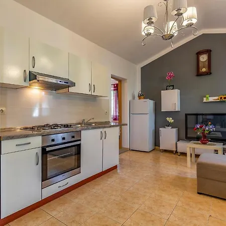 2 Bedroom Lovely In Medulin
